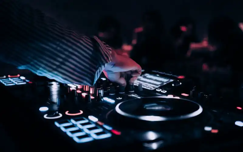 contratar un dj para tu boda